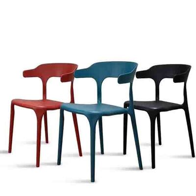 Bon prix Chaises en plastique empilées légères avec accoudoir pour événements en ligne